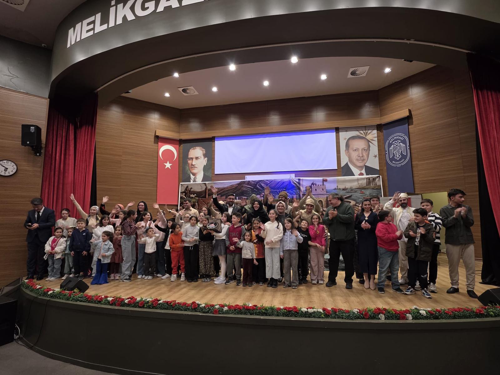 Kayseri Birlik Vakfı Tiyatro Kulübü tarafından “Çanakkale Ruhu” adlı oyun sahnelendi.